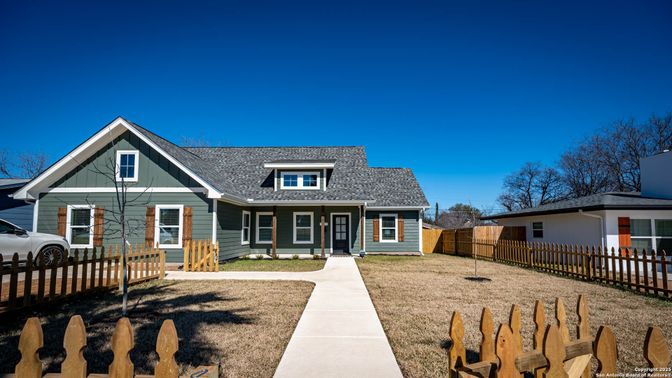Exterior, Facade, Ranch