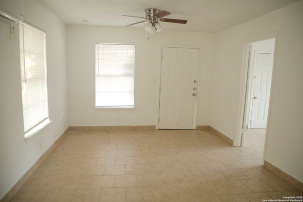 Empty room, Interior