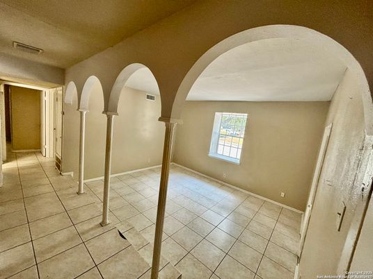 Empty room, Interior