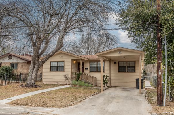 Exterior, Facade, Ranch