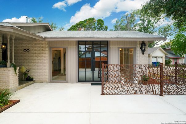 Exterior, Facade, Ranch