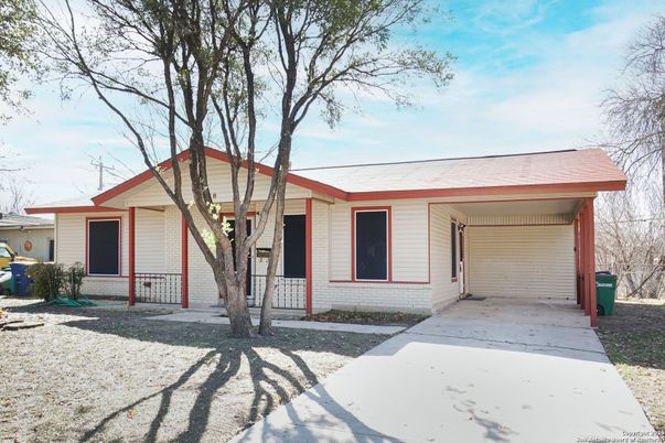 Attached, Exterior, Facade, Ranch