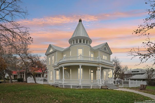 Backyard, Exterior, Facade, Queen Anne Victorian