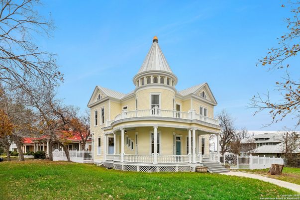 Backyard, Exterior, Facade, Queen Anne Victorian