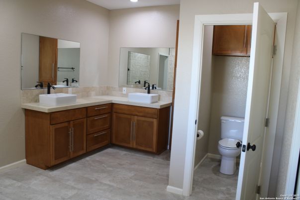 Bathroom, Dual Sink Vanities, Interior, Recessed Lighting