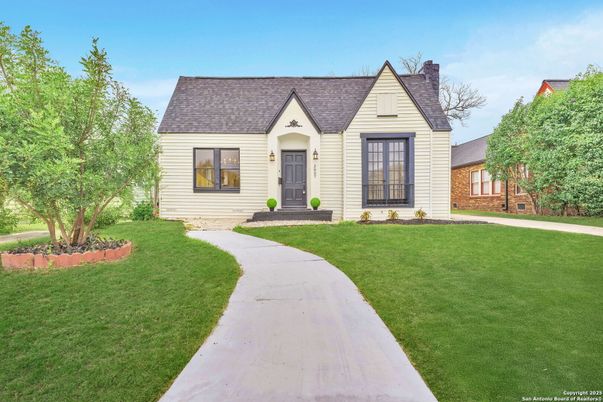 Exterior, Facade, Farmhouse