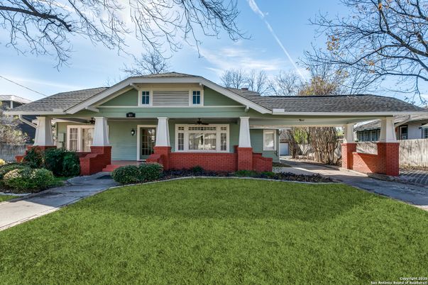 Exterior, Facade, Ranch