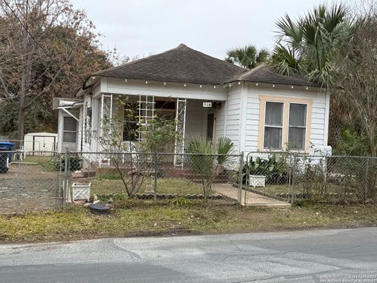 Backyard, Exterior, Facade, Ranch
