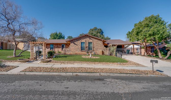 Backyard, Exterior, Facade, Brick Facade, Ranch