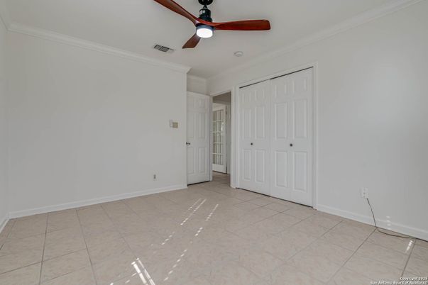 Empty room, Interior