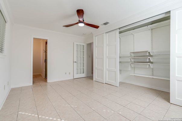 Empty room, Interior