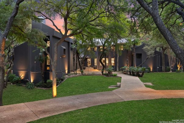 Backyard, Exterior, Facade, Modern