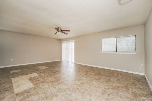 Empty room, Interior