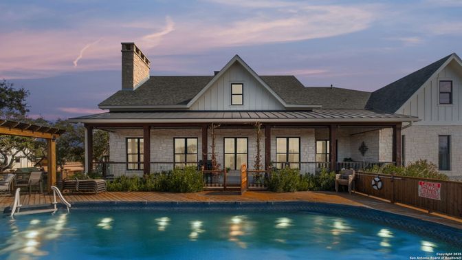 Exterior, Facade, Pool, Farmhouse