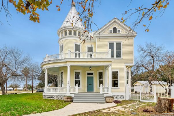 Exterior, Facade, Queen Anne Victorian