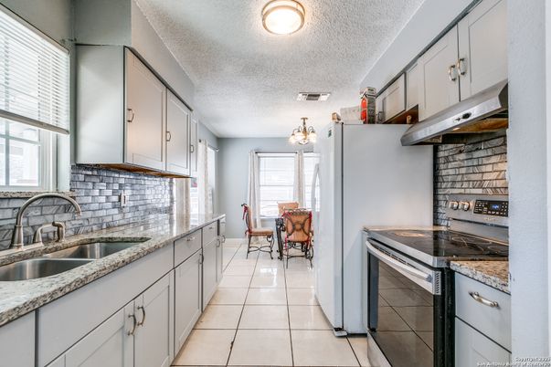Chandelier, Dining room, Interior, Kitchen