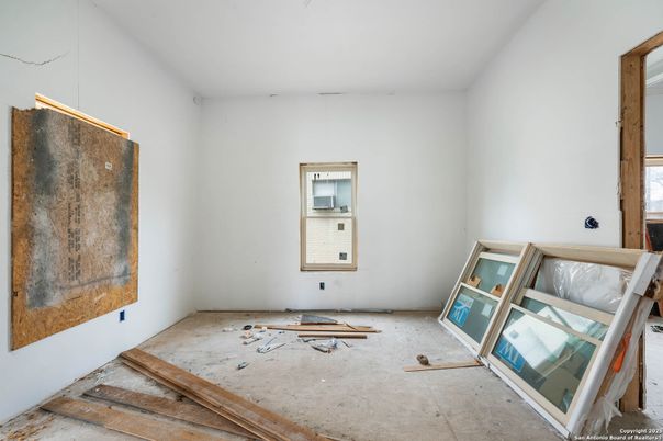 Empty room, Interior