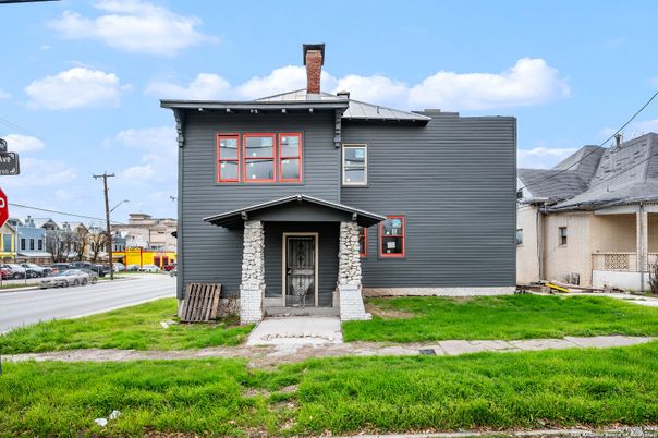 Exterior, Facade, Split Level
