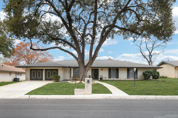 Exterior, Facade, Ranch