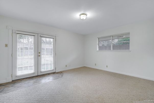 Empty room, Interior