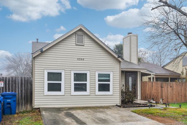 Exterior, Facade, Ranch