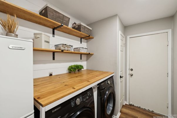 Interior, Washer, Wood Texture Flooring