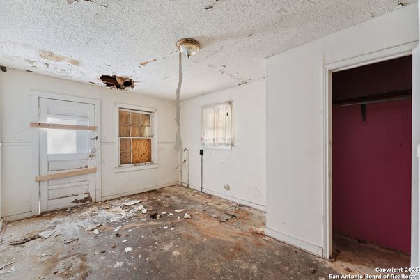 Empty room, Interior