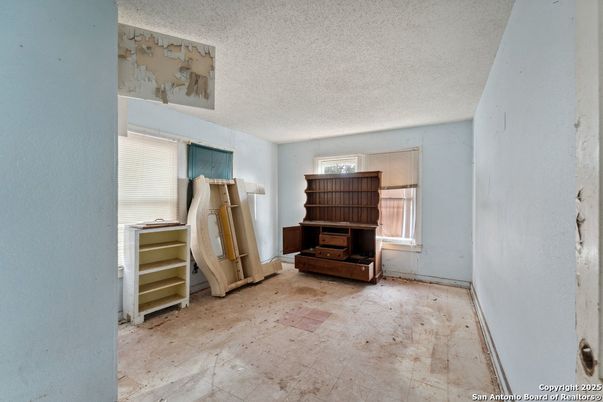 Empty room, Interior