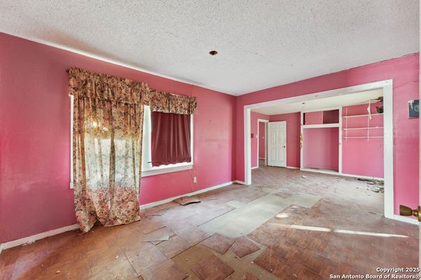 Empty room, Interior