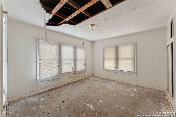 Empty room, Interior