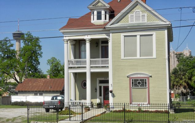 Exterior, Facade, Queen Anne Victorian