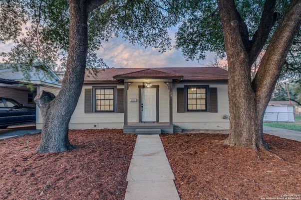 Exterior, Facade, Ranch