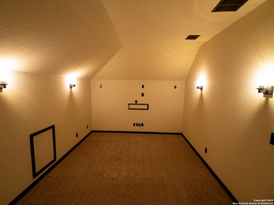 Empty room, Interior