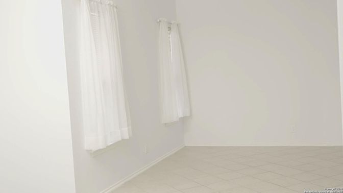 Empty room, Interior