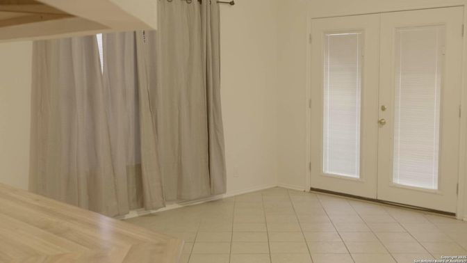 Empty room, Interior