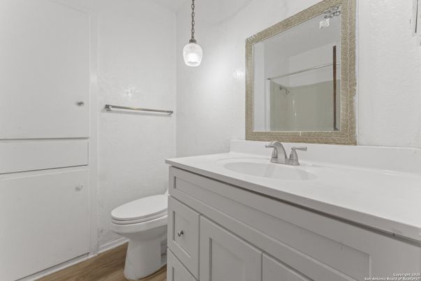 Bathroom, Interior, Pendant Lights, Wood Texture Flooring