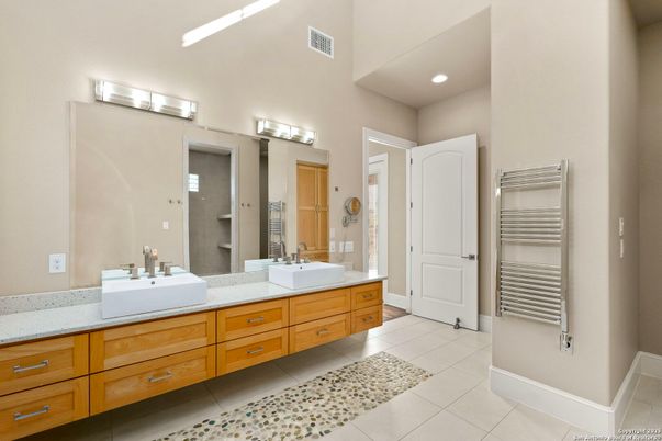 Bathroom, Dual Sink Vanities, Interior, Recessed Lighting
