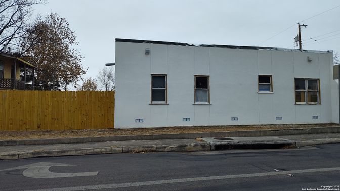 Exterior, Facade, Modern
