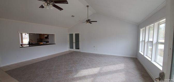 Empty room, Interior