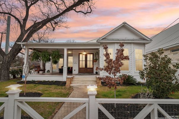 Exterior, Facade, Ranch