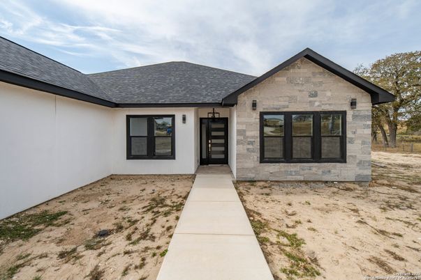 Exterior, Facade, Ranch
