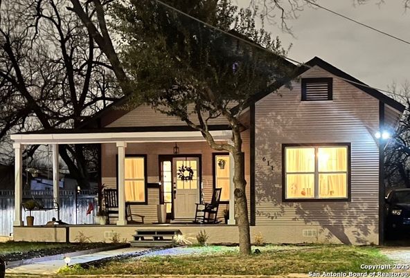 Exterior, Facade, American Craftsman
