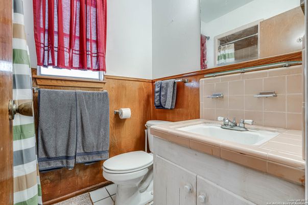 Bathroom, Interior, Tile Countertops
