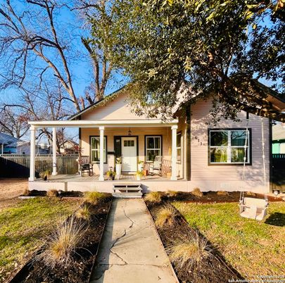 Exterior, Facade, Ranch