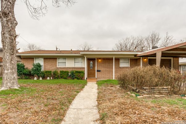 Exterior, Facade, Brick Facade, Ranch