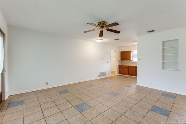 Empty room, Interior