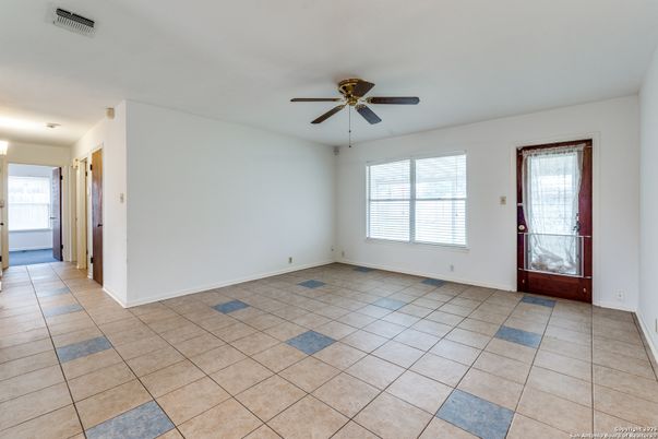 Empty room, Interior