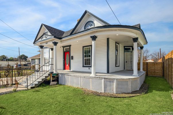 Exterior, Facade, Queen Anne Victorian