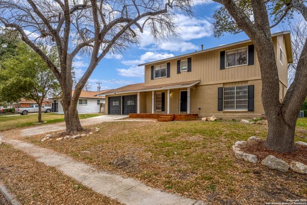 Exterior, Facade, Raised Ranch