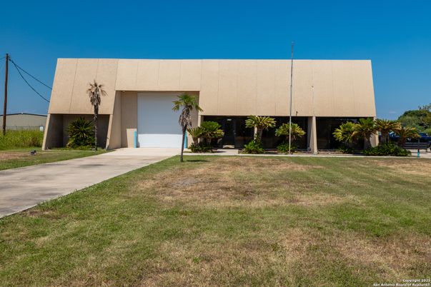 Attached, Backyard, Exterior, Facade, Modern